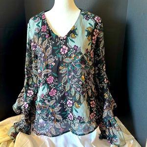Floral blouse with ruffled long sleeves